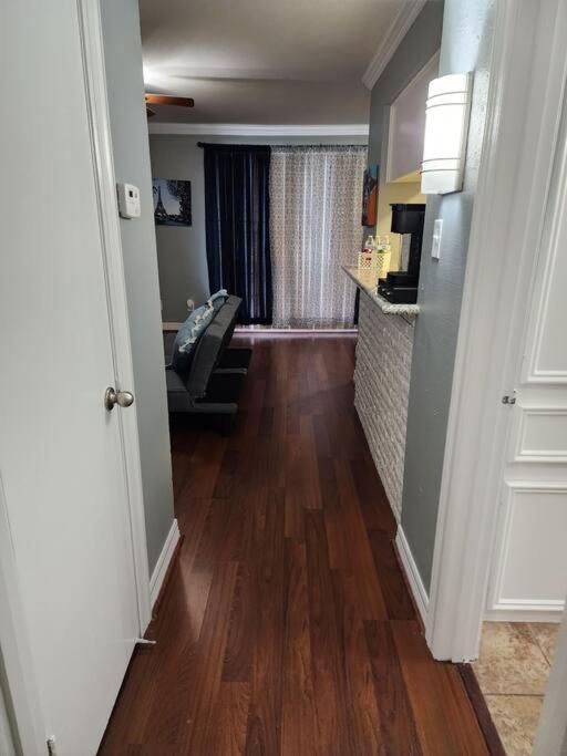 Blue Shark *E4* @ Midtown Comfortable 1Br King Apartment هيوستن المظهر الخارجي الصورة