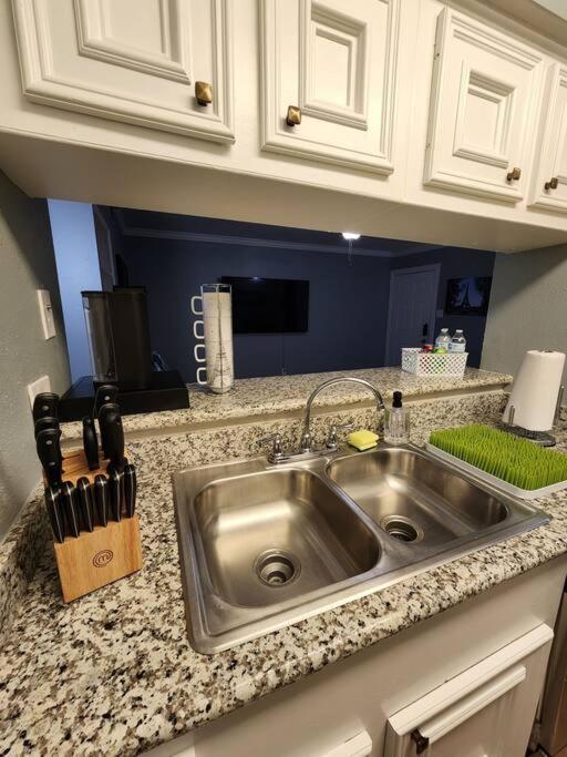 Blue Shark *E4* @ Midtown Comfortable 1Br King Apartment هيوستن المظهر الخارجي الصورة