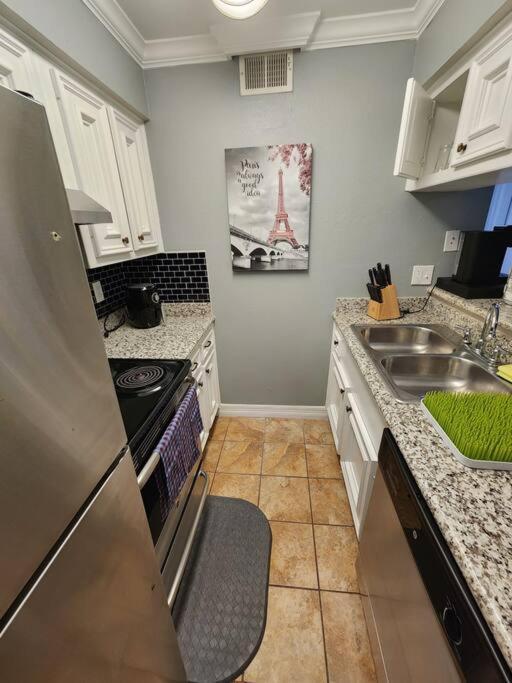 Blue Shark *E4* @ Midtown Comfortable 1Br King Apartment هيوستن المظهر الخارجي الصورة